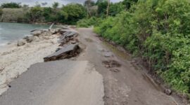 Kondisi ruas jalan di Enabara, desa Aewora, kecamatan Maurole, Ende, NTT