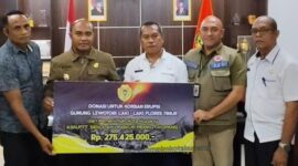 Pejabat Wali Kota Kupang Memberikan Bantuan Kepada Korban Erupsi Lewotobi melalui Sekda Flores Timur/Foto : Humas Wali Kota Kupang
