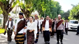 (Pj) Bupati Ende, Dr. Agustinus Gaja Ngasu, dan Ketua Dekranasda Kabupaten Ende, Muna Fatma Ngasu mengenakan pakaian adat Ende Lio/Ket Foto ; Alex Raja Seko/Kupangnews