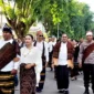 (Pj) Bupati Ende, Dr. Agustinus Gaja Ngasu, dan Ketua Dekranasda Kabupaten Ende, Muna Fatma Ngasu mengenakan pakaian adat Ende Lio/Ket Foto ; Alex Raja Seko/Kupangnews