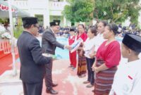 Kakan Kemenag Ende Menyerahkan Bantuan kepada penerima/Ket Foto : Oyen DP