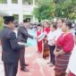 Kakan Kemenag Ende Menyerahkan Bantuan kepada penerima/Ket Foto : Oyen DP