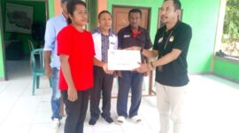 Ketua KPU dan ahli waris dari ketua PPS Ngalukoja, kecamatan Maurole/Sumber Foto : I. Like