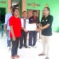 Ketua KPU dan ahli waris dari ketua PPS Ngalukoja, kecamatan Maurole/Sumber Foto : I. Like