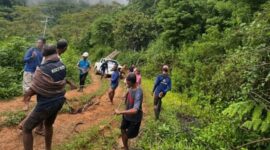 Masyarakat bekerja sama membantu menarik kendaraan operasional PLN Dalam pembangunan Jaringan listrik desa di desa Benteng Pau Kabupaten Manggarai Timur