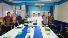 Indonesia (DPP PATRIA) Agustinus Tamo Mbapa (Gustaf) bersalaman Plt. Dirjen Penempatan Mocharom Ashadi mewakili Wakil Menteri PPMI Christina Aryani (Foto : Gabriel Goa) 