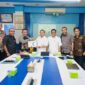 Indonesia (DPP PATRIA) Agustinus Tamo Mbapa (Gustaf) bersalaman Plt. Dirjen Penempatan Mocharom Ashadi mewakili Wakil Menteri PPMI Christina Aryani (Foto : Gabriel Goa) 