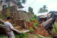 TPT di desa Kanganara rubuh, dan satu rumah tertimbun reruntuhan (Foto ; Arysto Beda) 