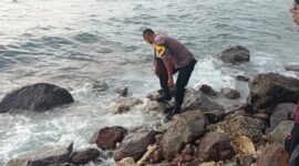 Polisi dan warga siap evakuasi mayat tanpa Identitas di Palue (Foto ; Humas polres Sikka) 
