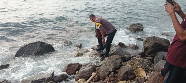 Polisi dan warga siap evakuasi mayat tanpa Identitas di Palue (Foto ; Humas polres Sikka) 