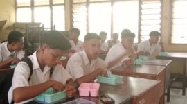 Siswa SMKN Negeri 2 Ende penerima Makan Bergizi Gratis (Foto ; I.Like) 