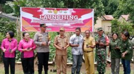 Kapolsek Ndona Bersama Forkompimcam pose bersama usai kegiatan penanaman dan pe launchingan P2L (Foto ; I. Like) 