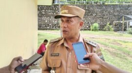 Camat Ndona Ketika memberikan keterangan kepada media di Mapolsek Ndona, senin 24 Februari 2025 (Foto ; I. Like) 