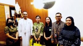 Kepala SMAK Frateran Surabaya Terima Kunjungan BEI (Foto ; Google) 