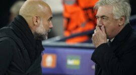Josep guardiola berbicara dengan Carlo Ancelotti dalam laga Liga Champions antara Manchester City vs Real Madrid, Rabu (12/2/2025) dini hari WIB. (c) AP Photo/Dave Thompson