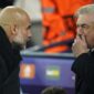 Josep guardiola berbicara dengan Carlo Ancelotti dalam laga Liga Champions antara Manchester City vs Real Madrid, Rabu (12/2/2025) dini hari WIB. (c) AP Photo/Dave Thompson