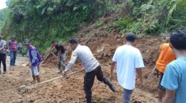 Polisi dan warga bersihkan material longsor