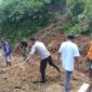Polisi dan warga bersihkan material longsor