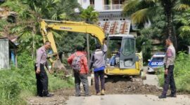 Anggota Polres Manggarai Barat Cor jalan berlubang di pertigaan pantai Pede 