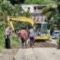 Anggota Polres Manggarai Barat Cor jalan berlubang di pertigaan pantai Pede 