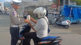 Polisi bagikan takjil kepada masyarakat sekaligus himbau masyarakat tertib berlalu lintas