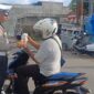 Polisi bagikan takjil kepada masyarakat sekaligus himbau masyarakat tertib berlalu lintas