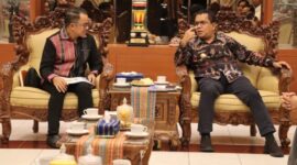 Gubernur Nusa Tenggara Timur (NTT) bersama Agustinus Junianto dari Balai Pelaksanaan Jalan Nasional