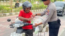 Polisi berbagi takjil kepada pengendara motor di Labuan Bajo Manggarai Barat, NTT