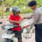 Polisi berbagi takjil kepada pengendara motor di Labuan Bajo Manggarai Barat, NTT