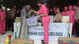 Ibu Bhayangkari Polres Ende Berbagi Takjil di Pondok Pesantren Walisanga Ende