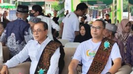 Bupati Ende Yoseph Benediktus Badeoda dan pimpinan PT Pegadaian Ende (Foto ; Ryan Laka) 