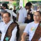 Bupati Ende Yoseph Benediktus Badeoda dan pimpinan PT Pegadaian Ende (Foto ; Ryan Laka) 