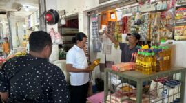 Polisi melakukan sidak di toko dan distributor minyak kita di Labuan bajo, Manggarai Barat