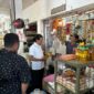 Polisi melakukan sidak di toko dan distributor minyak kita di Labuan bajo, Manggarai Barat