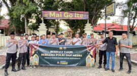 Polisi dan PEMBANGUNAN Pose Bersama usai kegiatan pembagian Takjil