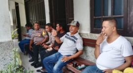 Para kepala desa dan pihak kepolisian juga pemerintah kecamatan Kotabaru berdiskusi untuk bangun jembatan darurat