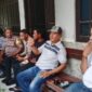 Para kepala desa dan pihak kepolisian juga pemerintah kecamatan Kotabaru berdiskusi untuk bangun jembatan darurat