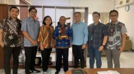 Tim RSUP Denpasar pose bersama Wakil bupati Flores Timur Frans Boli Uran