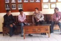 Ketua PPMAN Syamsul Alam Agus ketika mendampingi klien di Polres Sikka