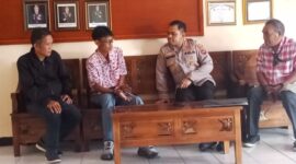 Ketua PPMAN Syamsul Alam Agus ketika mendampingi klien di Polres Sikka