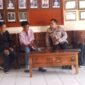 Ketua PPMAN Syamsul Alam Agus ketika mendampingi klien di Polres Sikka