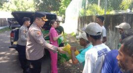 Kapolres Ende berbagi berkah Ramadhan dengan tukang ojek dan buruh 