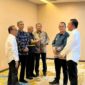 Gubernur Melki Lakalena dan Bupati Flores Timur Anton Doni Dihen dalam rapat koordinasi penanganan bencana bersama Menko PMK Pratikno.