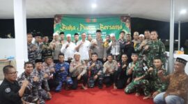 TNI, Polri dan Tokoh masyarakat pose bersama usai kegiatan buka bersama