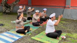 Anggota Polres Ende yang beragama Hindu Doa untuk Personel Polri yang Gugur