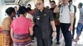 Bupati Ende Yoseph Benediktus Badeoda berdiskusi dengan salah satu pasien ketika melakukan sidak ke RSUD Ende