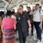 Bupati Ende Yoseph Benediktus Badeoda berdiskusi dengan salah satu pasien ketika melakukan sidak ke RSUD Ende