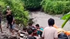 Warga gotong motor nyebrang ke sebelah jalan, kondisi ini masih berlangsung hingga saat ini, walaupun airnya sudah surut (Ket Foto ; Screenshot dari video warga) 