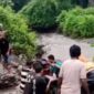 Warga gotong motor nyebrang ke sebelah jalan, kondisi ini masih berlangsung hingga saat ini, walaupun airnya sudah surut (Ket Foto ; Screenshot dari video warga) 