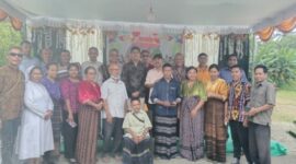 Dewan guru, para pendiri dan undangan lain pose bersama usai merayakan Ekaristi pada HUT SMP Negeri Aewora ke - 13 Sabtu, 15 Maret 2025